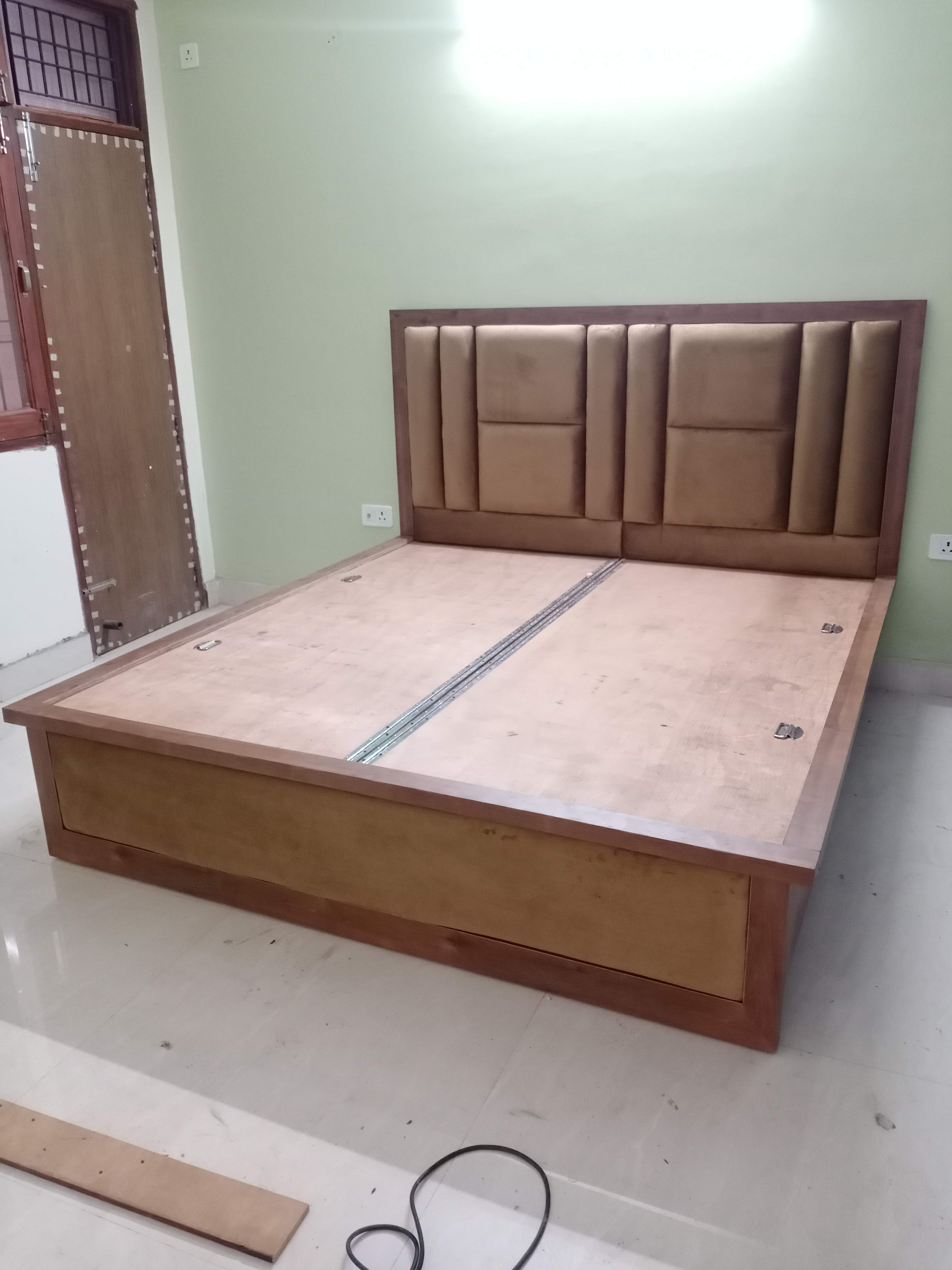 Bed with Hydraulic Storage Design