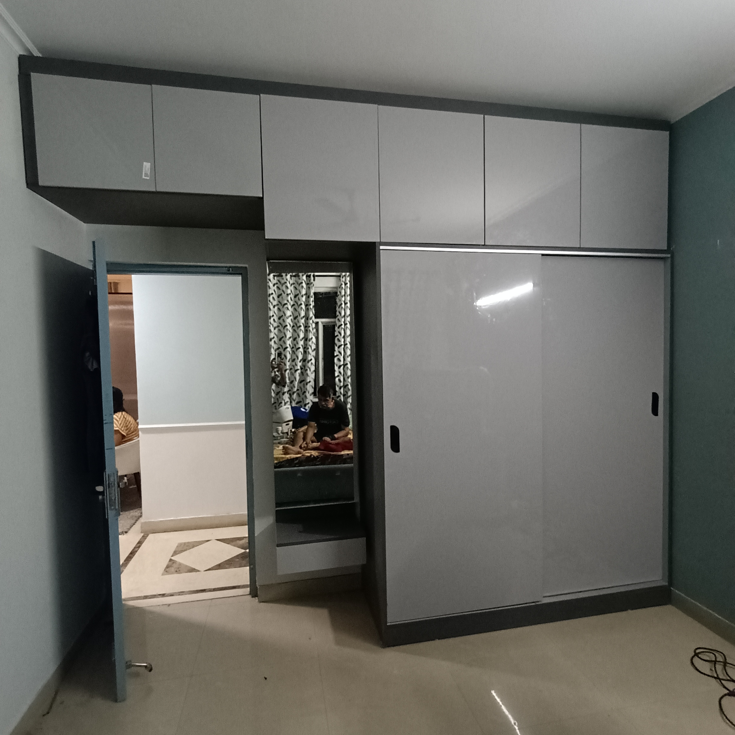 Floor-to-Ceiling Matte Wardrobe